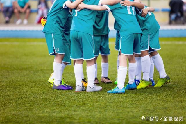 尼克斯主帅迈克·布朗的采访简直语出惊人：“我在NBA混了一辈子，从没见过哪个22岁的年轻人，会像苦行僧一样搞什么宗教静修和闭关训练。无论赛季内外，他的自律程度简直非人类。”不仅如此，“庄神”德拉蒙德也承认文班是全联盟最难对付的对手，没有之一：“我防他简直绝望，身体对抗他就像泥鳅一样，外线防...